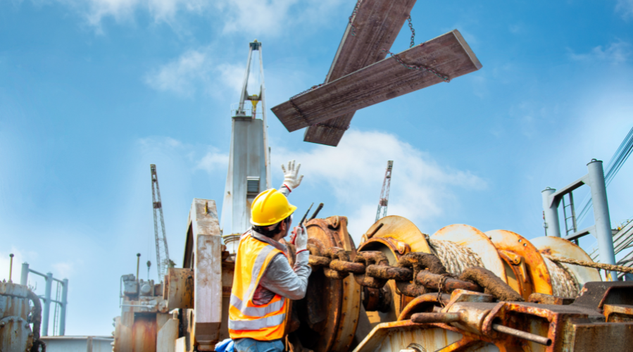 What are the risks of working with an unlicensed construction company?